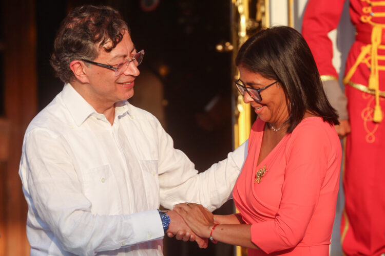 El presidente de Colombia, Gustavo Petro (i), saluda a la mandataria encargada de Venezuela, Delcy Rodríguez, al finalizar una reunión en Caracas, el 24 de abril de 2026. Foto: Miguel Gutiérrez / EFE.