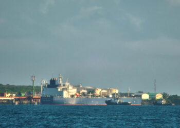 Fotografía de archivo que muestra al buque petrolero ruso Anatoli Kolodkin, en la bahía de Matanzas, Cuba. Foto: EFE / STR / Archivo.