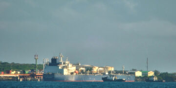 Fotografía de archivo que muestra al buque petrolero ruso Anatoli Kolodkin, en la bahía de Matanzas, Cuba. Foto: EFE / STR / Archivo.