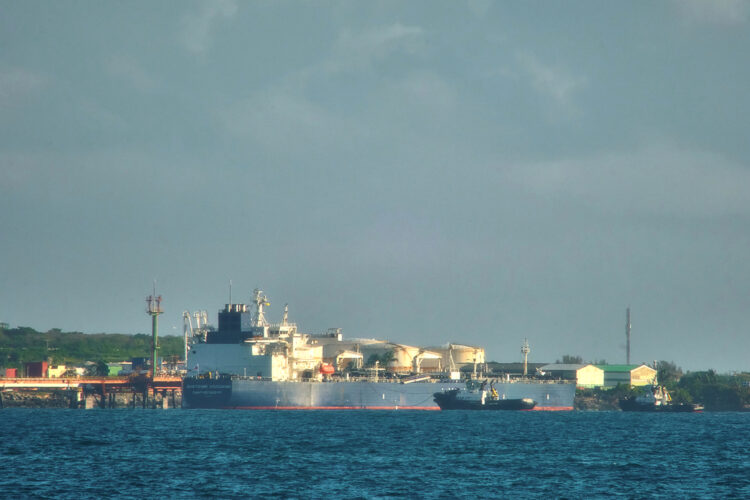 Fotografía de archivo que muestra al buque petrolero ruso Anatoli Kolodkin, en la bahía de Matanzas, Cuba. Foto: EFE / STR / Archivo.