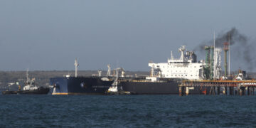 El petrolero ruso Anatoli Kolodkin en la bahía de Matanzas, el 31 de marzo de 2026. Foto: EFE / STR.