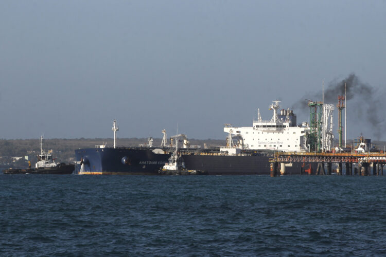 El petrolero ruso Anatoli Kolodkin en la bahía de Matanzas, el 31 de marzo de 2026. Foto: EFE / STR.
