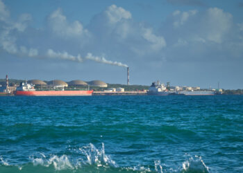 Petrolero ruso Anatoli Kolodkin (d) este martes, en la bahía de Matanzas. Foto: EFE/STR