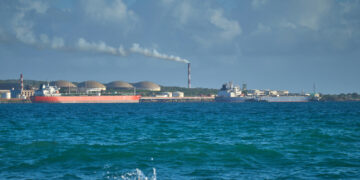 Petrolero ruso Anatoli Kolodkin (d) este martes, en la bahía de Matanzas. Foto: EFE/STR