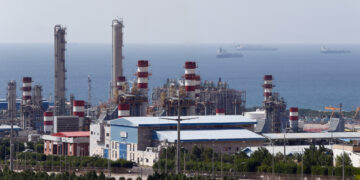 Refinería petroquímica de Asaluyeh en las inmediaciones del yacimiento de gas de South Pars, cerca del puerto de Assalouyeh, en el sur de Irán. Foto: Abedin Taherkenareh/EFE.