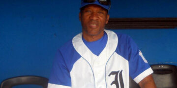 Juan Bravo en su época como miembro del equipo de dirección de Industriales. Foto: Tomada de Play Off Magazine / Archivo.