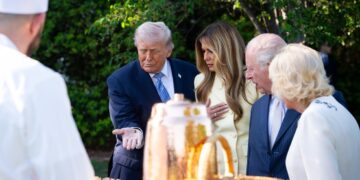 Los reyes fueron llevados a una renovada colmena de la Casa Blanca, ubicada en el Jardín Sur, instalación que, según el Gobierno, es parte de sus esfuerzos por promover iniciativas medioambientales dentro del complejo. Foto: @FirstLadyOffice