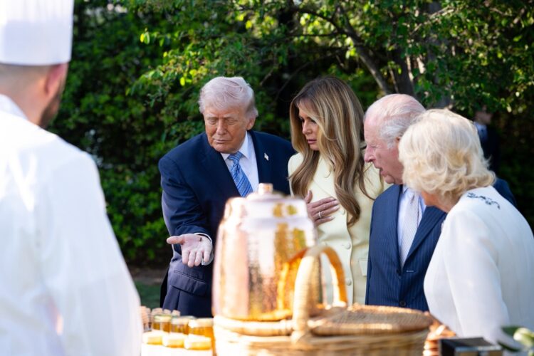 Los reyes fueron llevados a una renovada colmena de la Casa Blanca, ubicada en el Jardín Sur, instalación que, según el Gobierno, es parte de sus esfuerzos por promover iniciativas medioambientales dentro del complejo. Foto: @FirstLadyOffice
