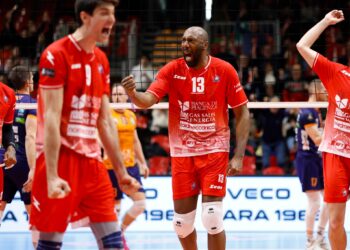 El cubano Robertlandy Simón (centro) celebra una acción de juego con su club, el Piacenza de Italia. Foto: Gas Sales Bluenergy Volley Piacenza / Facebook.