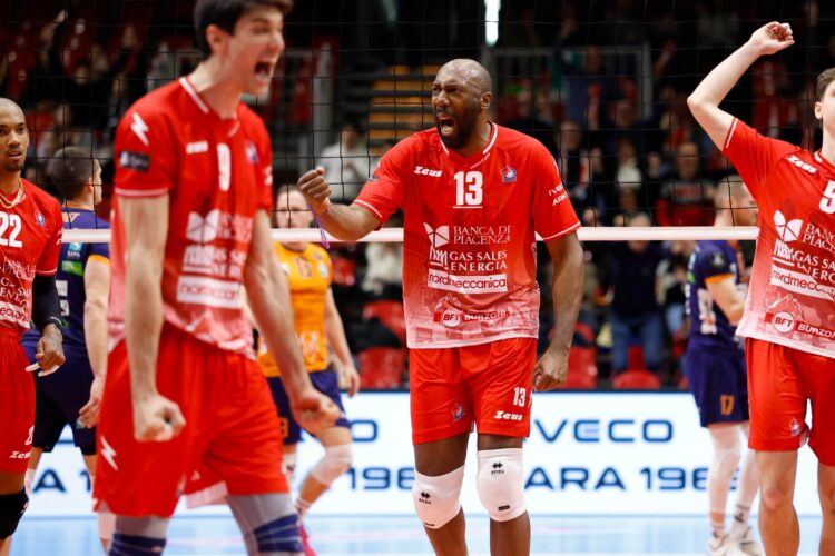 El cubano Robertlandy Simón (centro) celebra una acción de juego con su club, el Piacenza de Italia. Foto: Gas Sales Bluenergy Volley Piacenza / Facebook.