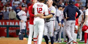 El cubano Jorge Soler es aguantado tras su pelea con el pitcher venezolano Reynaldo López. Foto: Yahoo Sports / Archivo.
