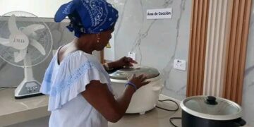 Entre los usos que tiene la nueva "solinera" de Santa Clara está la cocción de alimentos. Foto: Tomada del perfil de Facebook de la emisora CMHW.