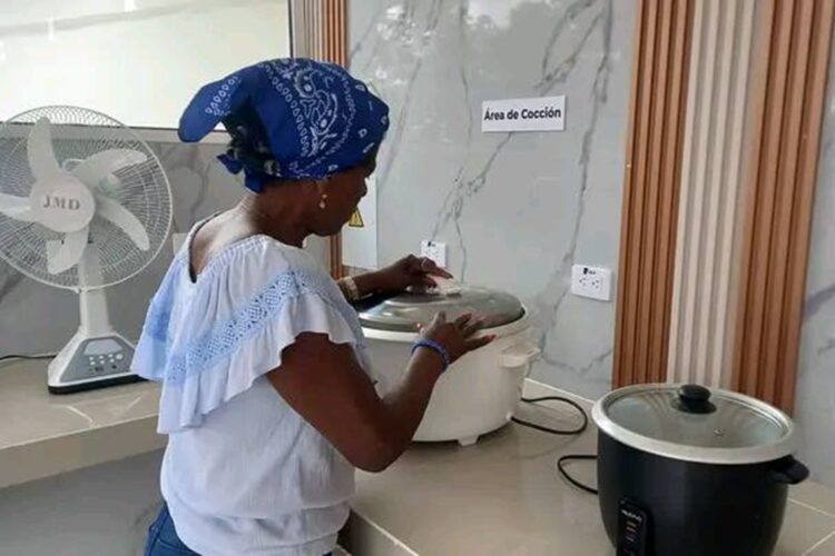 Entre los usos que tiene la nueva "solinera" de Santa Clara está la cocción de alimentos. Foto: Tomada del perfil de Facebook de la emisora CMHW.