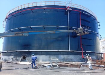 Trabajos en un tanque de la base de supertanqueros de Matanzas. Foto: Tomada del perfil de Facebook de CUPET.