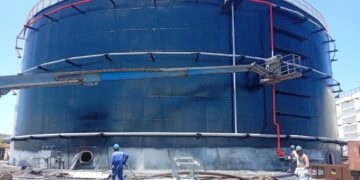 Trabajos en un tanque de la base de supertanqueros de Matanzas. Foto: Tomada del perfil de Facebook de CUPET.