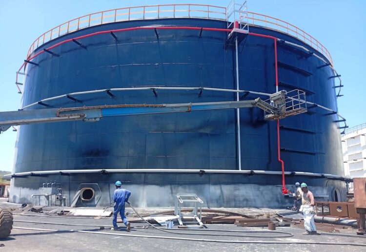 Trabajos en un tanque de la base de supertanqueros de Matanzas. Foto: Tomada del perfil de Facebook de CUPET.