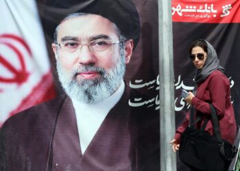 Una mujer iraní pasa junto a una fotografía del nuevo ayatolá, en una calle de Teherán,. Foto: ABEDIN TAHERKENAREH/EFE/EPA.