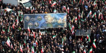 Participantes en el funeral del Comandante de la Armada del Cuerpo de la Guardia Revolucionaria Islámica (CGRI), Alireza Tangsiri, en la Plaza Enqelab en Teherán, el 1 de abril de 2026. Foto: ABEDIN TAHERKENAREH/EFE/EPA