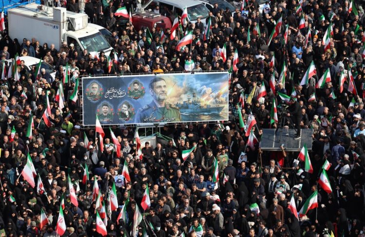 Participantes en el funeral del Comandante de la Armada del Cuerpo de la Guardia Revolucionaria Islámica (CGRI), Alireza Tangsiri, en la Plaza Enqelab en Teherán, el 1 de abril de 2026. Foto: ABEDIN TAHERKENAREH/EFE/EPA