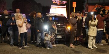 Periodistas y miembros del público permanecen cerca de la vivienda del presunto autor del tiroteo en la cena de corresponsales de la Casa Blanca, en Torrance, California, EE.UU., el 26 de abril de 2026. El sospechoso se encuentra bajo custodia. Foto: EFE/EPA/CHRIS TORRES