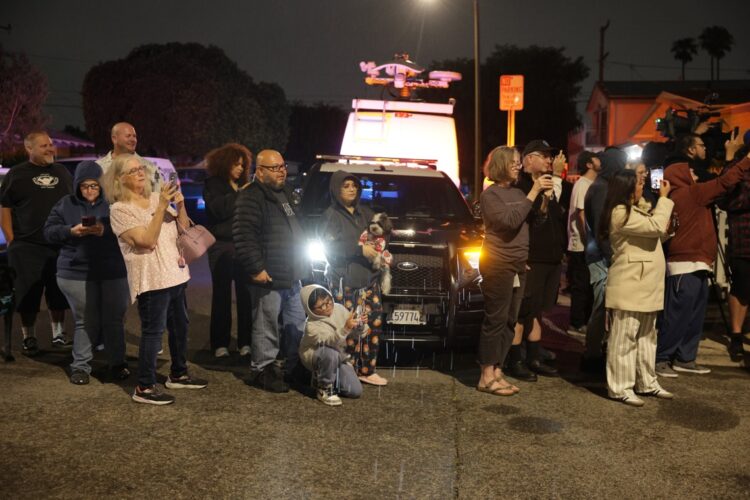Periodistas y miembros del público permanecen cerca de la vivienda del presunto autor del tiroteo en la cena de corresponsales de la Casa Blanca, en Torrance, California, EE.UU., el 26 de abril de 2026. El sospechoso se encuentra bajo custodia. Foto: EFE/EPA/CHRIS TORRES