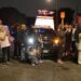 Periodistas y miembros del público permanecen cerca de la vivienda del presunto autor del tiroteo en la cena de corresponsales de la Casa Blanca, en Torrance, California, EE.UU., el 26 de abril de 2026. El sospechoso se encuentra bajo custodia. Foto: EFE/EPA/CHRIS TORRES