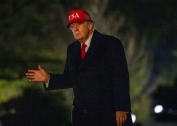 Trump de regreso a a Washington, tras fin de semana en Florida. Foto: BONNIE CASH/EFE/EPA/ POOL.