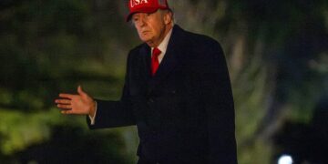 Trump de regreso a a Washington, tras fin de semana en Florida. Foto: BONNIE CASH/EFE/EPA/ POOL.