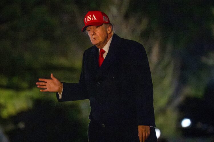 Trump de regreso a a Washington, tras fin de semana en Florida. Foto: BONNIE CASH/EFE/EPA/ POOL.