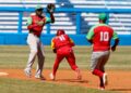 Jugada de un partido de la final de la 64 Serie Nacional de Béisbol entre los Cocodrilos de Matanzas y los Leñadores de Las Tunas, en el estadio Latinoamericano, en La Habana. Foto: Tomada de Periódico 26 / Archivo.