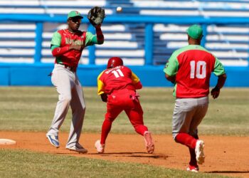Jugada de un partido de la final de la 64 Serie Nacional de Béisbol entre los Cocodrilos de Matanzas y los Leñadores de Las Tunas, en el estadio Latinoamericano, en La Habana. Foto: Tomada de Periódico 26 / Archivo.