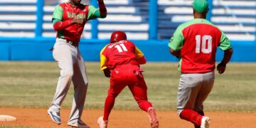 Jugada de un partido de la final de la 64 Serie Nacional de Béisbol entre los Cocodrilos de Matanzas y los Leñadores de Las Tunas, en el estadio Latinoamericano, en La Habana. Foto: Tomada de Periódico 26 / Archivo.