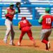 Jugada de un partido de la final de la 64 Serie Nacional de Béisbol entre los Cocodrilos de Matanzas y los Leñadores de Las Tunas, en el estadio Latinoamericano, en La Habana. Foto: Tomada de Periódico 26 / Archivo.