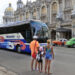Personas observan un ómnibus de turismo en La Habana, en medio de la actual crisis energética y la drástica caída del turismo en la isla. Foto: Ernesto Mastrascusa / EFE.