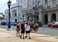 Algunos turistas caminan en La Habana, en medio de la actual crisis energética y la drástica caída del turismo en la isla. Foto: Ernesto Mastrascusa / EFE.
