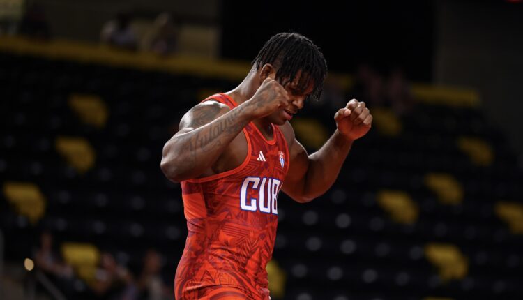 Arturo Silot después de su triunfo en el Panamericano Senior de Luchas. Foto: UWW