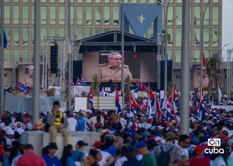 Miles de personas participaron esta mañana en el acto de repulsa por la imputación del expresidente cubano. Foto: Otmaro Rodríguez.