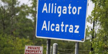 El letrero de Alligator Alcatraz permanece colocado fuera de las puertas del centro de detención Alligator Alcatraz en Ochopee, Florida, EE. UU., el 10 de mayo de 2026, mientras activistas protestan afuera exigiendo que se cierre la instalación. Foto: EFE/EPA/CRISTOBAL HERRERA-ULASHKEVICH.