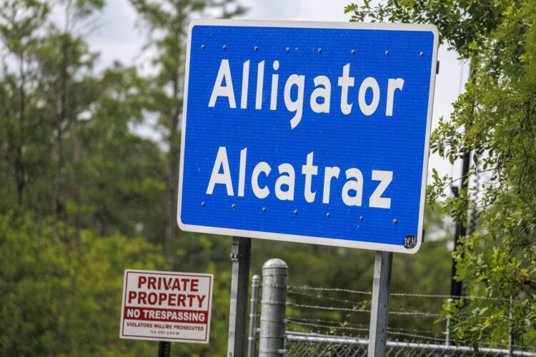 El letrero de Alligator Alcatraz permanece colocado fuera de las puertas del centro de detención Alligator Alcatraz en Ochopee, Florida, EE. UU., el 10 de mayo de 2026, mientras activistas protestan afuera exigiendo que se cierre la instalación. Foto: EFE/EPA/CRISTOBAL HERRERA-ULASHKEVICH.