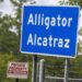 El letrero de Alligator Alcatraz permanece colocado fuera de las puertas del centro de detención Alligator Alcatraz en Ochopee, Florida, EE. UU., el 10 de mayo de 2026, mientras activistas protestan afuera exigiendo que se cierre la instalación. Foto: EFE/EPA/CRISTOBAL HERRERA-ULASHKEVICH.