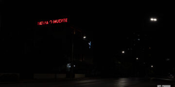 Un cartel lumínico con la frase "Patria o Muerte" se observa en una calle a oscuras en La Habana. Foto: Kaloian.