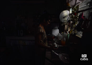 Una mujer en la cocina de su casa, durante un apagón en La Habana. Foto: Otmaro Rodríguez.