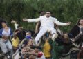Bad Bunny cargado en andas en el espectáculo intermedio del Super Bowl, en EE. UU. Foto: EFE.