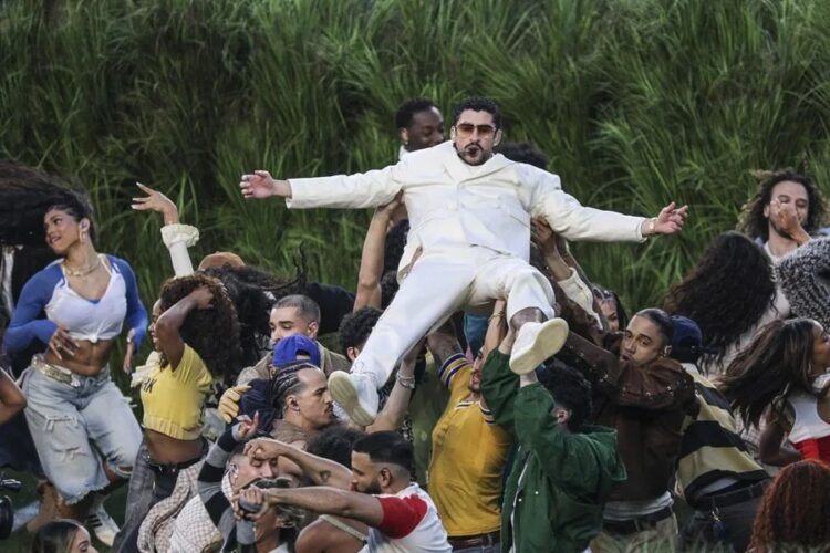 Bad Bunny cargado en andas en el espectáculo intermedio del Super Bowl, en EE. UU. Foto: EFE.