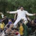 Bad Bunny cargado en andas en el espectáculo intermedio del Super Bowl, en EE. UU. Foto: EFE.