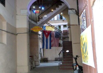 Banderas de Cuba y de  EEUU en un negocio instalado en un solar habanero. Foto: AMD