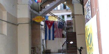Banderas de Cuba y de  EEUU en un negocio instalado en un solar habanero. Foto: AMD