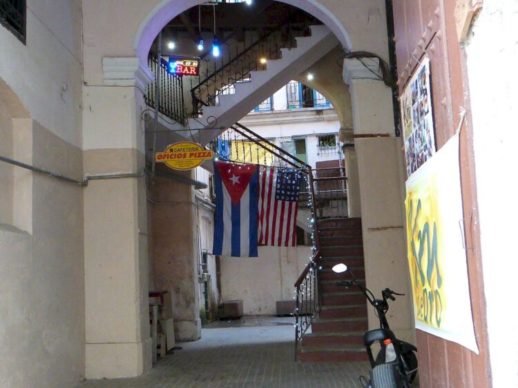Banderas de Cuba y de  EEUU en un negocio instalado en un solar habanero. Foto: AMD