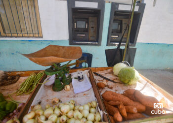 Puesto de venta de productos agrícolas en La Habana, cerca de unos cajeros automáticos ya en desuso. Foto: Otmaro Rodríguez.