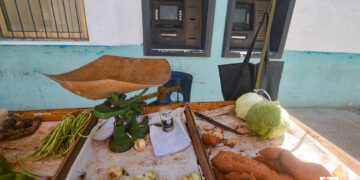 Puesto de venta de productos agrícolas en La Habana, cerca de unos cajeros automáticos ya en desuso. Foto: Otmaro Rodríguez.